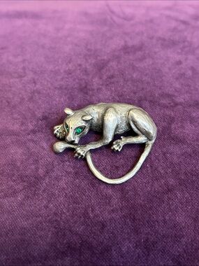 🪻2 for $25🪻Gorgeous Silver-tone Cat Brooch with Green Eyes